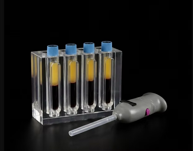Tubos con plasma separado en gradilla junto al extractor Plasma Transfer Device